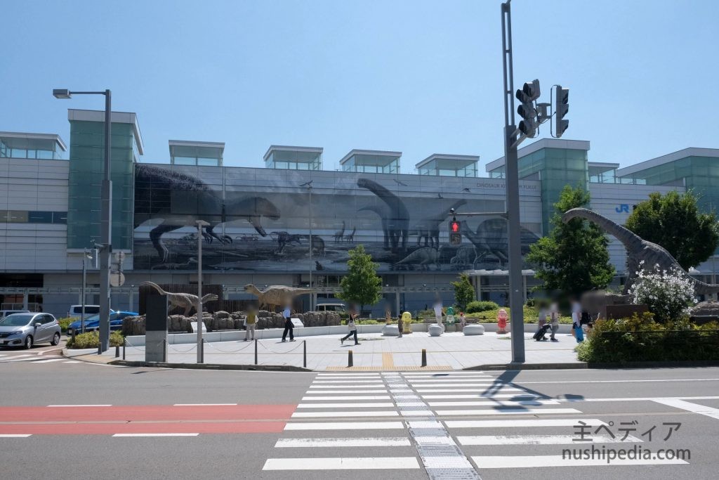 福井駅に描かれた恐竜の壁画