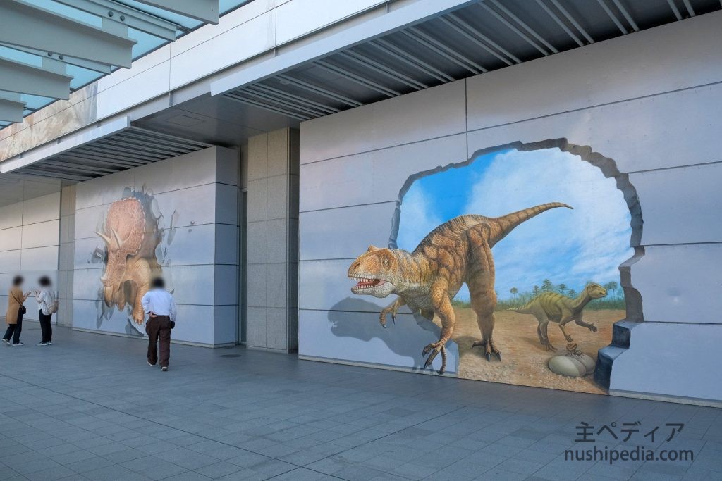 恐竜が浮き出て見えるトリックアート