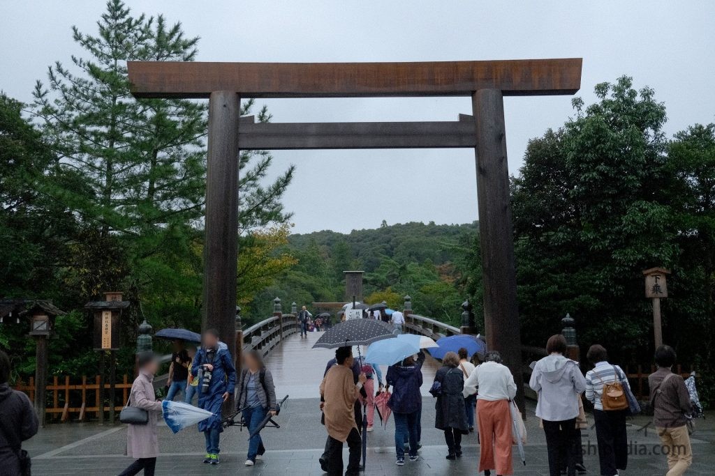 宇治橋前の鳥居