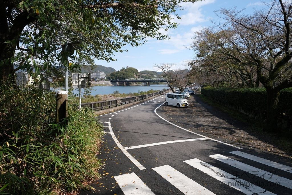 犬山城ふもとの道路と犬山橋