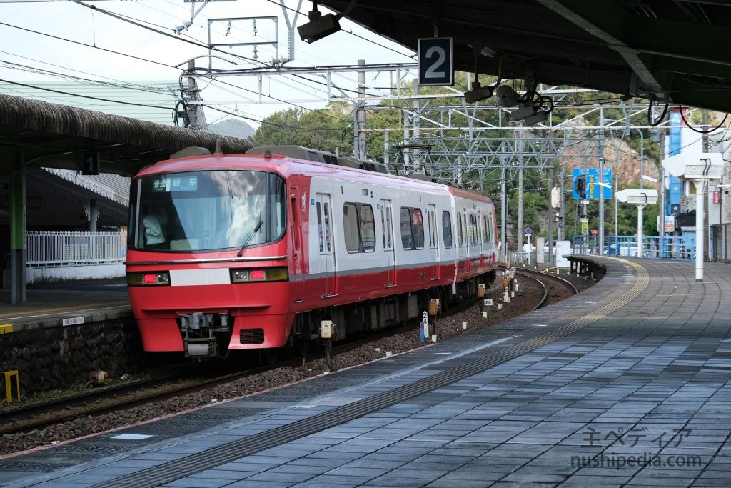 犬山遊園駅プラットホームと電車