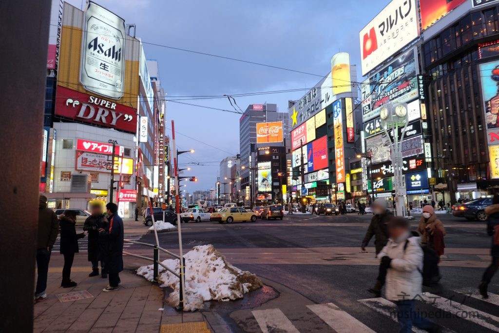 すすきの交差点の風景