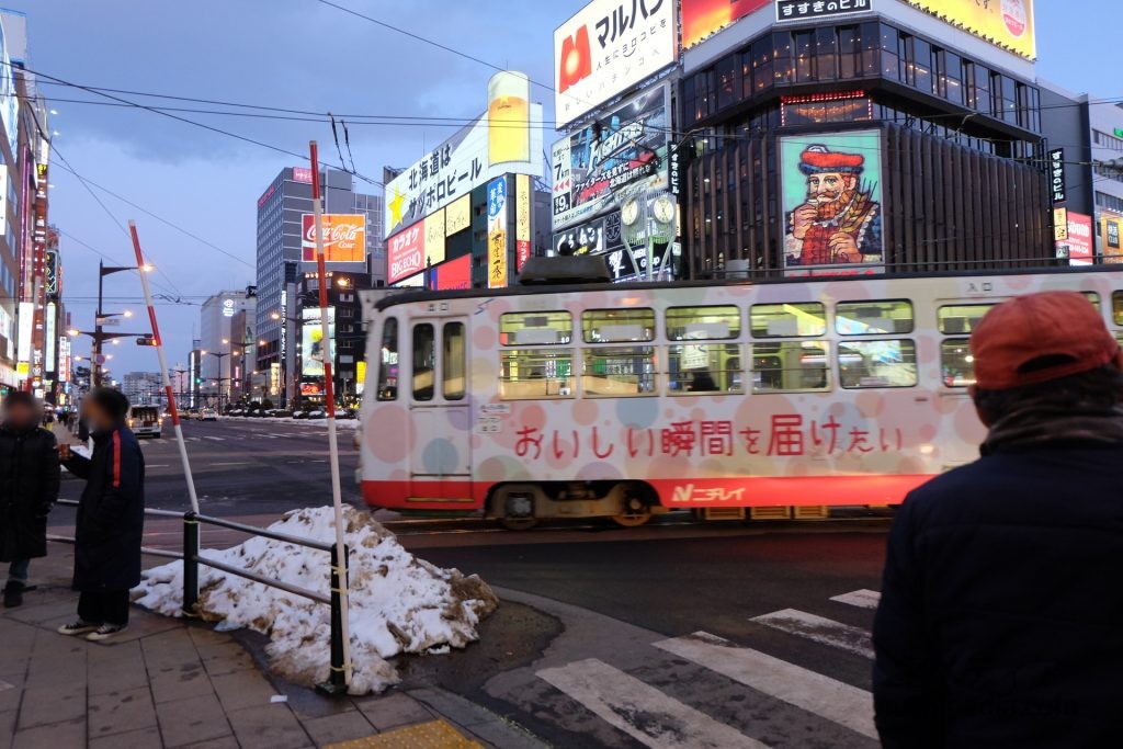 札幌すすきの交差点を走る路面電車